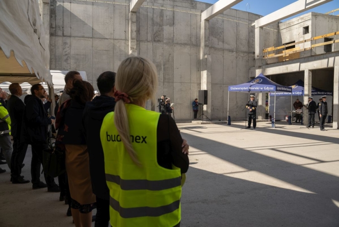 Centrum Offshore Uniwersytetu Morskiego w Gdyni za niecały rok. Wiecha zawieszona na budowie [WIDEO, ZDJĘCIA]-GospodarkaMorska.pl