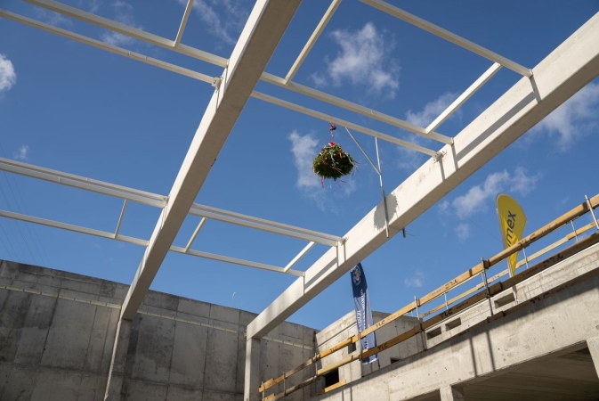 Centrum Offshore Uniwersytetu Morskiego w Gdyni za niecały rok. Wiecha zawieszona na budowie [WIDEO, ZDJĘCIA]-GospodarkaMorska.pl