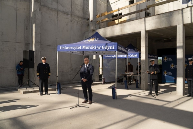 Centrum Offshore Uniwersytetu Morskiego w Gdyni za niecały rok. Wiecha zawieszona na budowie [WIDEO, ZDJĘCIA]-GospodarkaMorska.pl