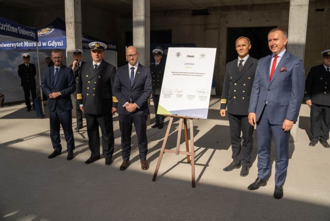 Centrum Offshore Uniwersytetu Morskiego w Gdyni za niecały rok. Wiecha zawieszona na budowie [WIDEO, ZDJĘCIA]-GospodarkaMorska.pl