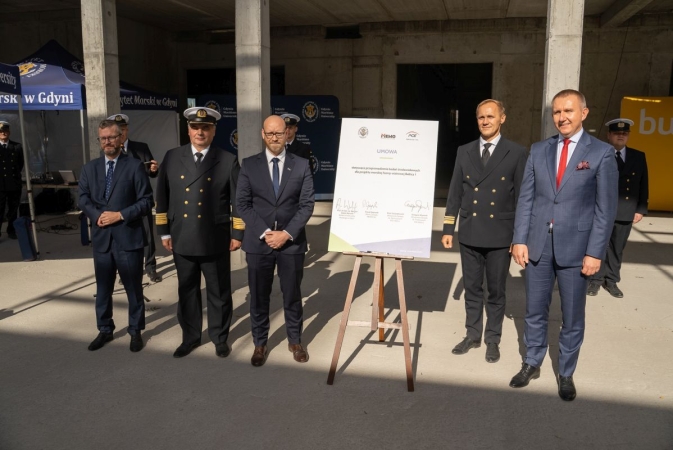 Centrum Offshore Uniwersytetu Morskiego w Gdyni za niecały rok. Wiecha zawieszona na budowie [WIDEO, ZDJĘCIA]-GospodarkaMorska.pl