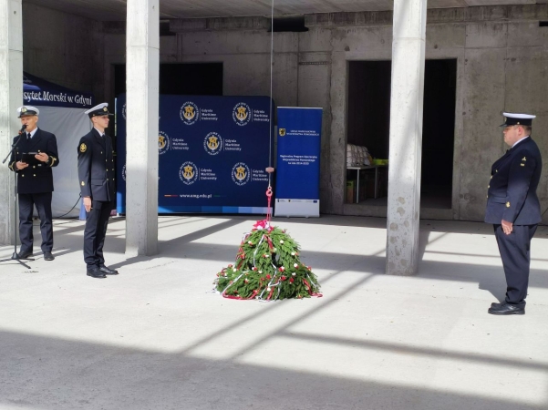 Centrum Offshore Uniwersytetu Morskiego w Gdyni za niecały rok. Wiecha zawieszona na budowie [WIDEO, ZDJĘCIA]-GospodarkaMorska.pl