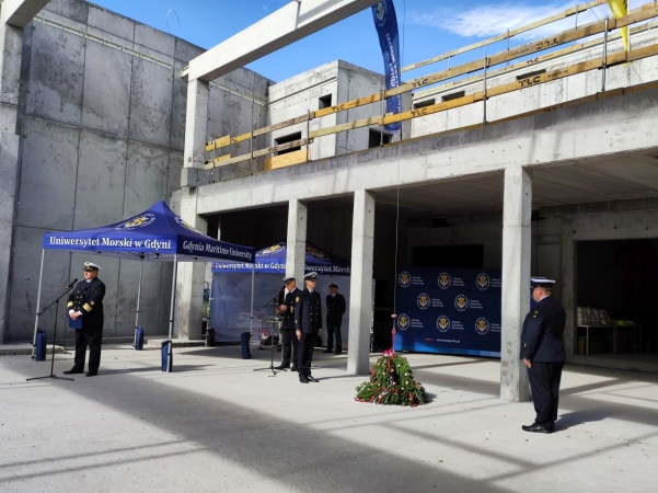 Centrum Offshore Uniwersytetu Morskiego w Gdyni za niecały rok. Wiecha zawieszona na budowie [WIDEO, ZDJĘCIA]-GospodarkaMorska.pl