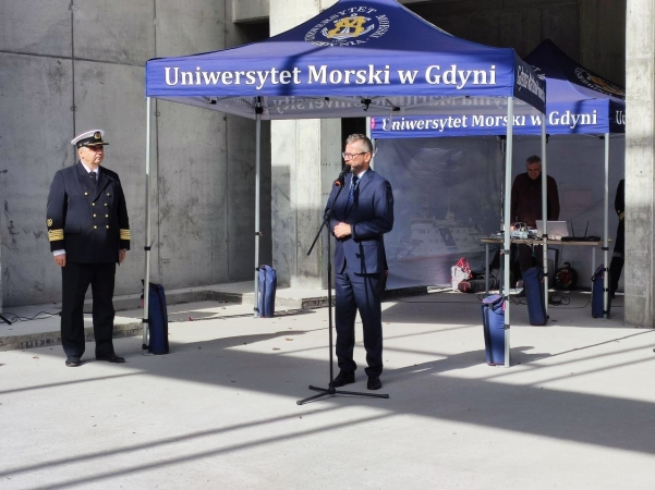 Centrum Offshore Uniwersytetu Morskiego w Gdyni za niecały rok. Wiecha zawieszona na budowie [WIDEO, ZDJĘCIA]-GospodarkaMorska.pl