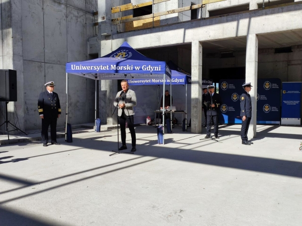 Centrum Offshore Uniwersytetu Morskiego w Gdyni za niecały rok. Wiecha zawieszona na budowie [WIDEO, ZDJĘCIA]-GospodarkaMorska.pl