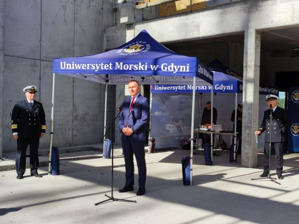 Centrum Offshore Uniwersytetu Morskiego w Gdyni za niecały rok. Wiecha zawieszona na budowie [WIDEO, ZDJĘCIA]-GospodarkaMorska.pl