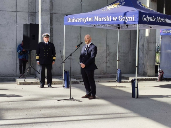 Centrum Offshore Uniwersytetu Morskiego w Gdyni za niecały rok. Wiecha zawieszona na budowie [WIDEO, ZDJĘCIA]-GospodarkaMorska.pl