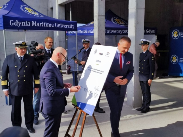 Centrum Offshore Uniwersytetu Morskiego w Gdyni za niecały rok. Wiecha zawieszona na budowie [WIDEO, ZDJĘCIA]-GospodarkaMorska.pl