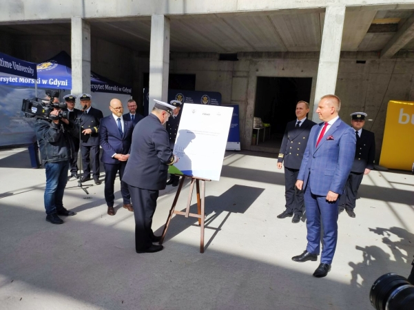 Centrum Offshore Uniwersytetu Morskiego w Gdyni za niecały rok. Wiecha zawieszona na budowie [WIDEO, ZDJĘCIA]-GospodarkaMorska.pl