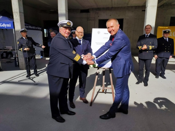 Centrum Offshore Uniwersytetu Morskiego w Gdyni za niecały rok. Wiecha zawieszona na budowie [WIDEO, ZDJĘCIA]-GospodarkaMorska.pl