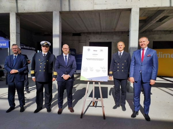 Centrum Offshore Uniwersytetu Morskiego w Gdyni za niecały rok. Wiecha zawieszona na budowie [WIDEO, ZDJĘCIA]-GospodarkaMorska.pl