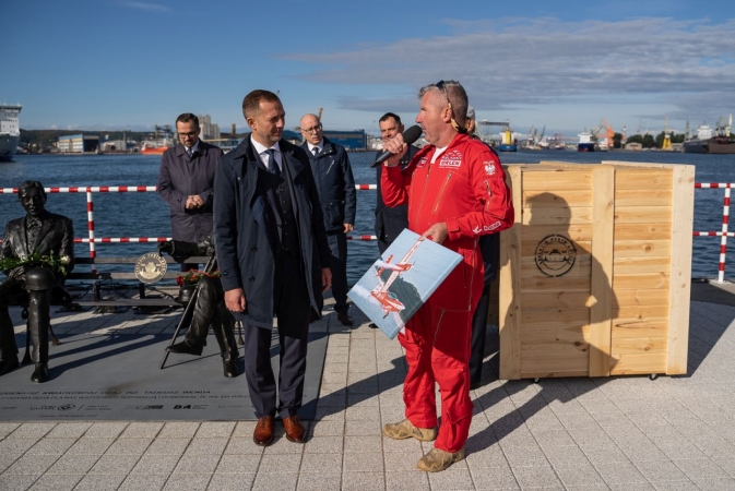 100-lecie Portu Gdynia. Wenda i Kwiatkowski upamiętnieni [WIDEO]-GospodarkaMorska.pl