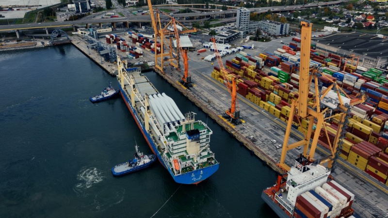 Morska Agencja Gdynia po raz kolejny wyładowała komponenty turbin wiatrowych [WIDEO]-GospodarkaMorska.pl