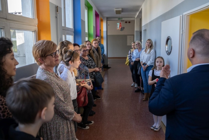 Dlaczego warto umieć szyć? Odpowiadają uczniowie SP 72, nagrodzonej w programie Busole [WIDEO]-GospodarkaMorska.pl