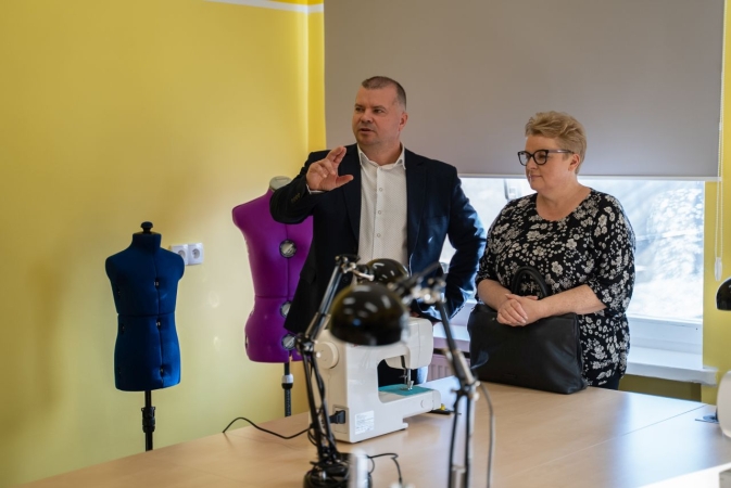 Dlaczego warto umieć szyć? Odpowiadają uczniowie SP 72, nagrodzonej w programie Busole [WIDEO]-GospodarkaMorska.pl