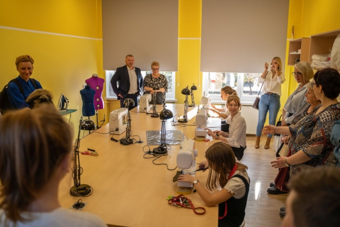 Dlaczego warto umieć szyć? Odpowiadają uczniowie SP 72, nagrodzonej w programie Busole [WIDEO]-GospodarkaMorska.pl