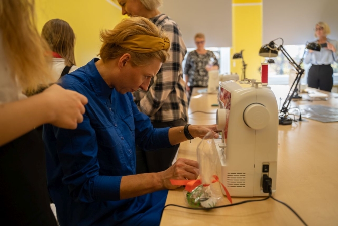 Dlaczego warto umieć szyć? Odpowiadają uczniowie SP 72, nagrodzonej w programie Busole [WIDEO]-GospodarkaMorska.pl