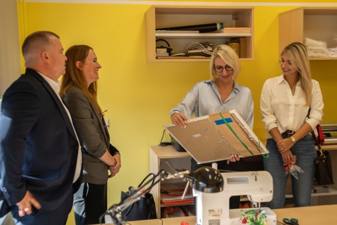 Dlaczego warto umieć szyć? Odpowiadają uczniowie SP 72, nagrodzonej w programie Busole [WIDEO]-GospodarkaMorska.pl