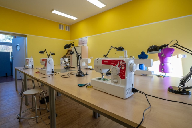 Dlaczego warto umieć szyć? Odpowiadają uczniowie SP 72, nagrodzonej w programie Busole [WIDEO]-GospodarkaMorska.pl