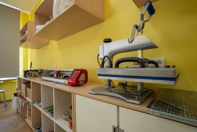 Dlaczego warto umieć szyć? Odpowiadają uczniowie SP 72, nagrodzonej w programie Busole [WIDEO]-GospodarkaMorska.pl