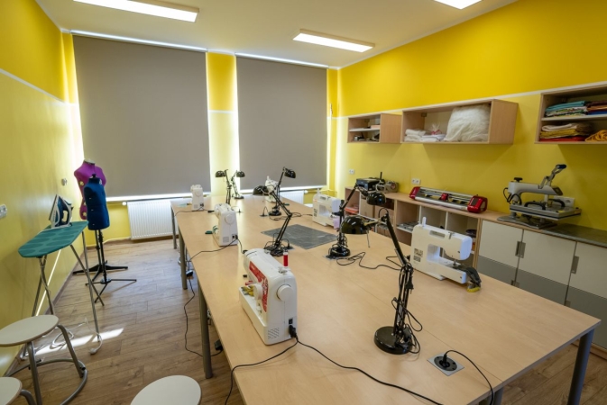 Dlaczego warto umieć szyć? Odpowiadają uczniowie SP 72, nagrodzonej w programie Busole [WIDEO]-GospodarkaMorska.pl