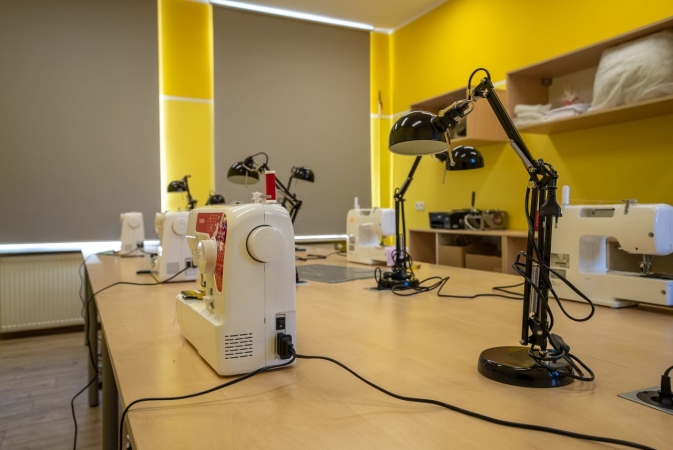 Dlaczego warto umieć szyć? Odpowiadają uczniowie SP 72, nagrodzonej w programie Busole [WIDEO]-GospodarkaMorska.pl