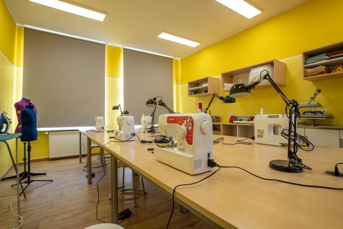 Dlaczego warto umieć szyć? Odpowiadają uczniowie SP 72, nagrodzonej w programie Busole [WIDEO]-GospodarkaMorska.pl