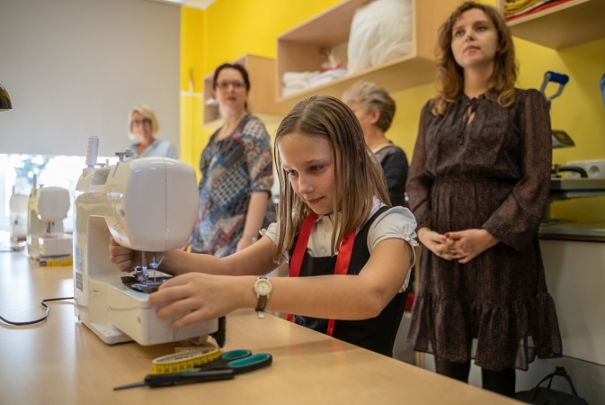 Dlaczego warto umieć szyć? Odpowiadają uczniowie SP 72, nagrodzonej w programie Busole [WIDEO]-GospodarkaMorska.pl