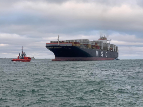 Gigantyczny kontenerowiec zawinął do Portu Gdynia [WIDEO]-GospodarkaMorska.pl