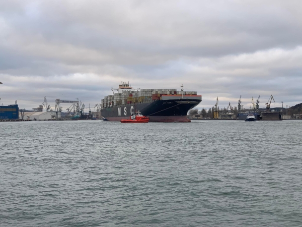 Gigantyczny kontenerowiec zawinął do Portu Gdynia [WIDEO]-GospodarkaMorska.pl