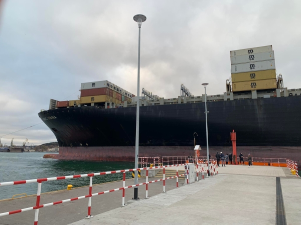 Gigantyczny kontenerowiec zawinął do Portu Gdynia [WIDEO]-GospodarkaMorska.pl