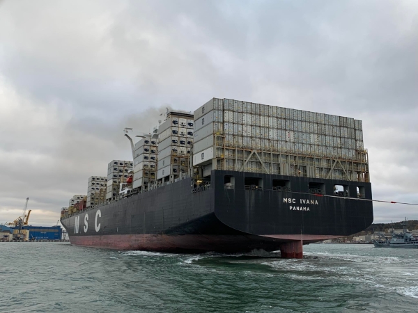 Gigantyczny kontenerowiec zawinął do Portu Gdynia [WIDEO]-GospodarkaMorska.pl