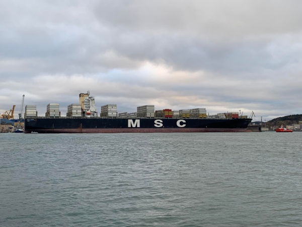 Gigantyczny kontenerowiec zawinął do Portu Gdynia [WIDEO]-GospodarkaMorska.pl