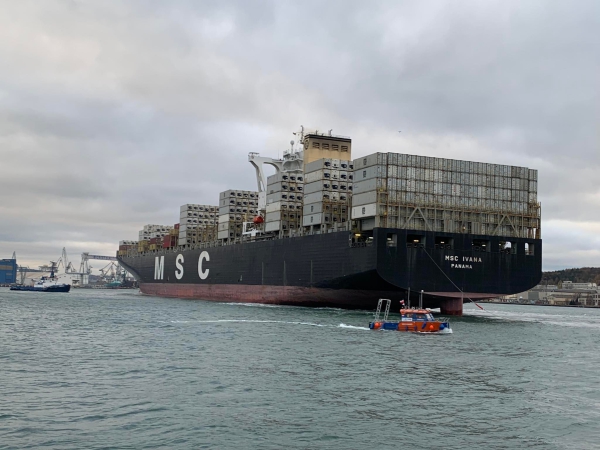 Gigantyczny kontenerowiec zawinął do Portu Gdynia [WIDEO]-GospodarkaMorska.pl