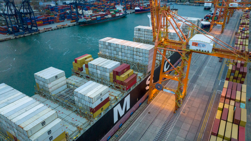 Gigantyczny kontenerowiec zawinął do Portu Gdynia [WIDEO]-GospodarkaMorska.pl