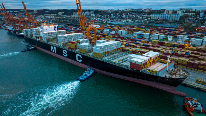 Gigantyczny kontenerowiec zawinął do Portu Gdynia [WIDEO]-GospodarkaMorska.pl