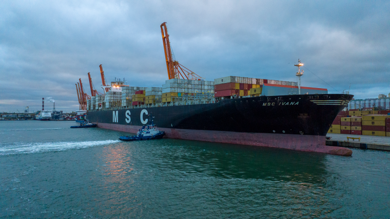 Gigantyczny kontenerowiec zawinął do Portu Gdynia [WIDEO]-GospodarkaMorska.pl