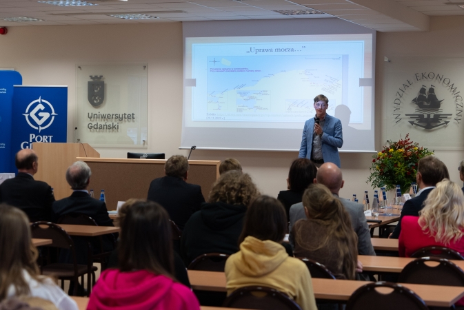 Wspominając przeszłość i spoglądając w przyszłość. Seminarium z okazji 100-lecia Portu Gdynia-GospodarkaMorska.pl