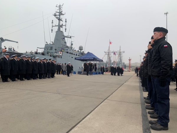Podniesienie bandery na ORP Albatros. Okręt wchodzi do szyku [ZDJĘCIA]-GospodarkaMorska.pl
