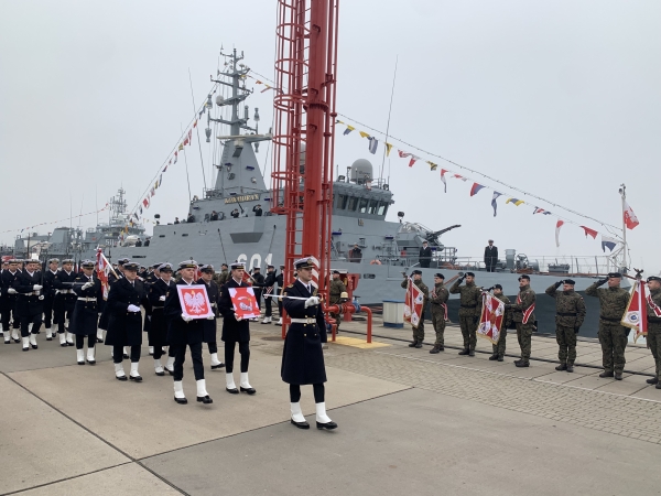 Podniesienie bandery na ORP Albatros. Okręt wchodzi do szyku [ZDJĘCIA]-GospodarkaMorska.pl