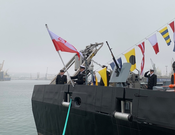 Podniesienie bandery na ORP Albatros. Okręt wchodzi do szyku [ZDJĘCIA]-GospodarkaMorska.pl
