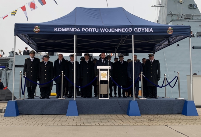 Podniesienie bandery na ORP Albatros. Okręt wchodzi do szyku [ZDJĘCIA]-GospodarkaMorska.pl