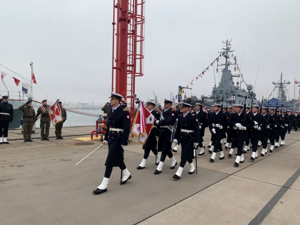 Podniesienie bandery na ORP Albatros. Okręt wchodzi do szyku [ZDJĘCIA]-GospodarkaMorska.pl