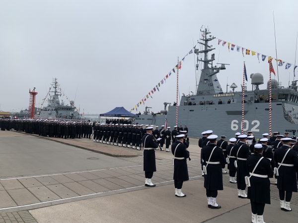 Podniesienie bandery na ORP Albatros. Okręt wchodzi do szyku [ZDJĘCIA]-GospodarkaMorska.pl