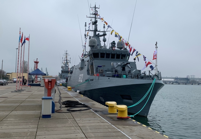 Podniesienie bandery na ORP Albatros. Okręt wchodzi do szyku [ZDJĘCIA]-GospodarkaMorska.pl