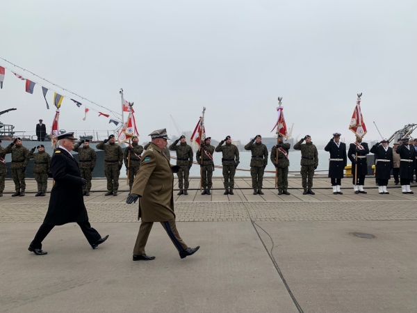 Podniesienie bandery na ORP Albatros. Okręt wchodzi do szyku [ZDJĘCIA]-GospodarkaMorska.pl