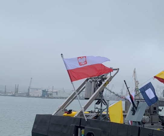 Podniesienie bandery na ORP Albatros. Okręt wchodzi do szyku [ZDJĘCIA]-GospodarkaMorska.pl