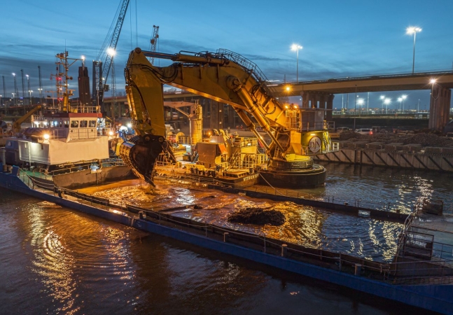 W Porcie Gdynia trwa pogłębianie akwenu-GospodarkaMorska.pl