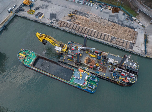 W Porcie Gdynia trwa pogłębianie akwenu-GospodarkaMorska.pl