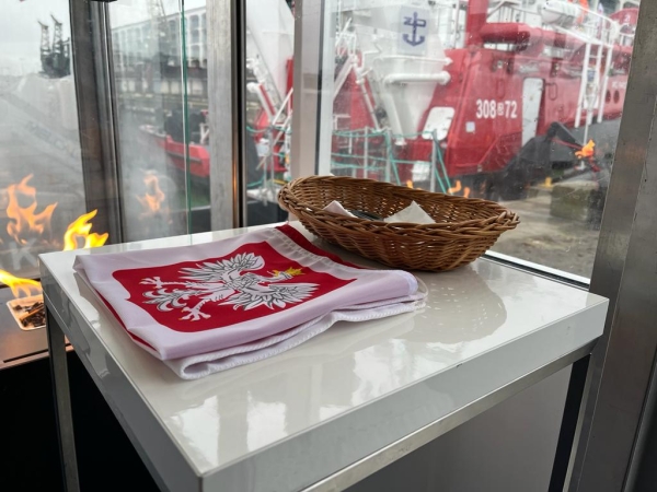 Strażak-28 ochrzczony i z banderą [FOTO]-GospodarkaMorska.pl